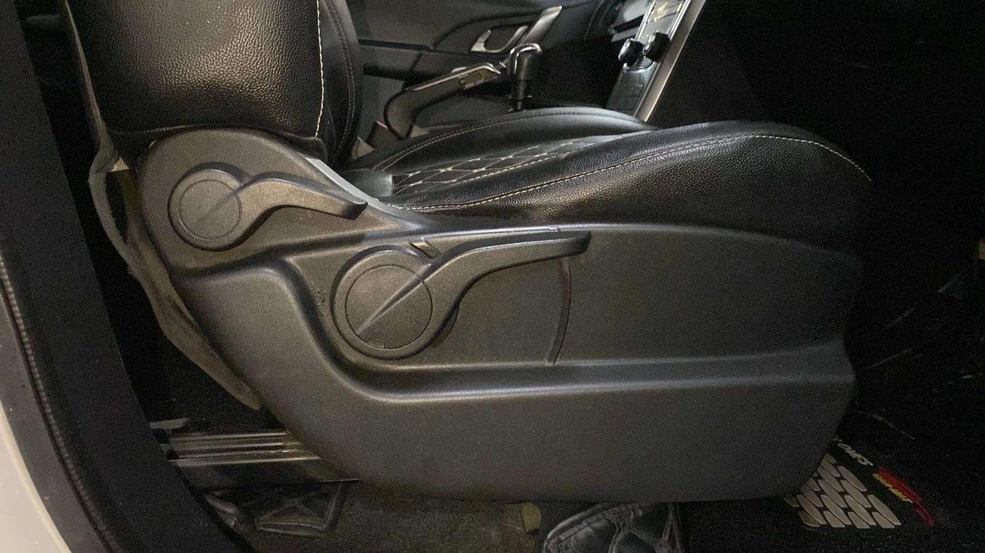 2018 Mahindra XUV500 W7, Diesel, Manual, 91,800 km, Driver Side Adjustment Panel