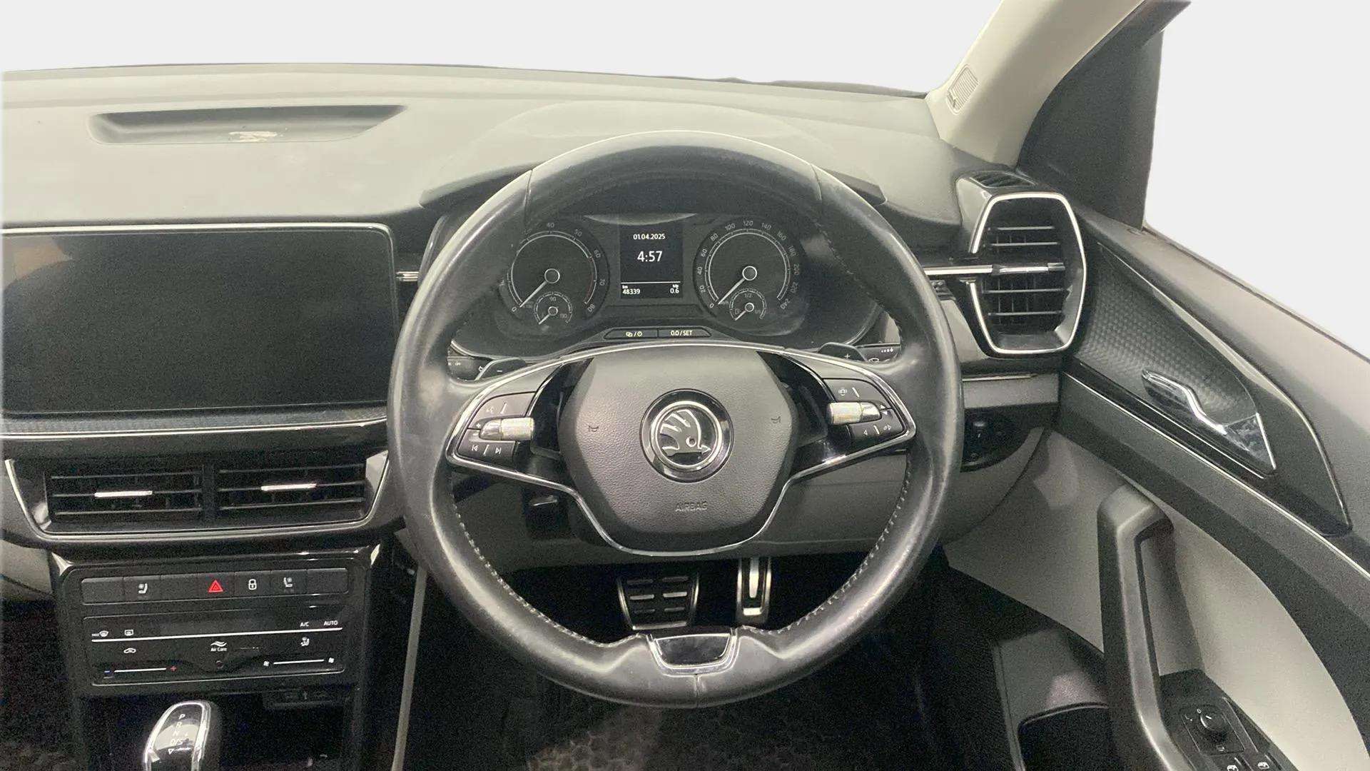 Steering-wheel-close-up-29