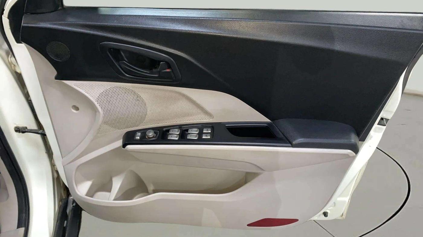 2020 Mahindra XUV300 W4 1.5 DIESEL, Diesel, Manual, 68,700 km, Driver Side Door Panels Control