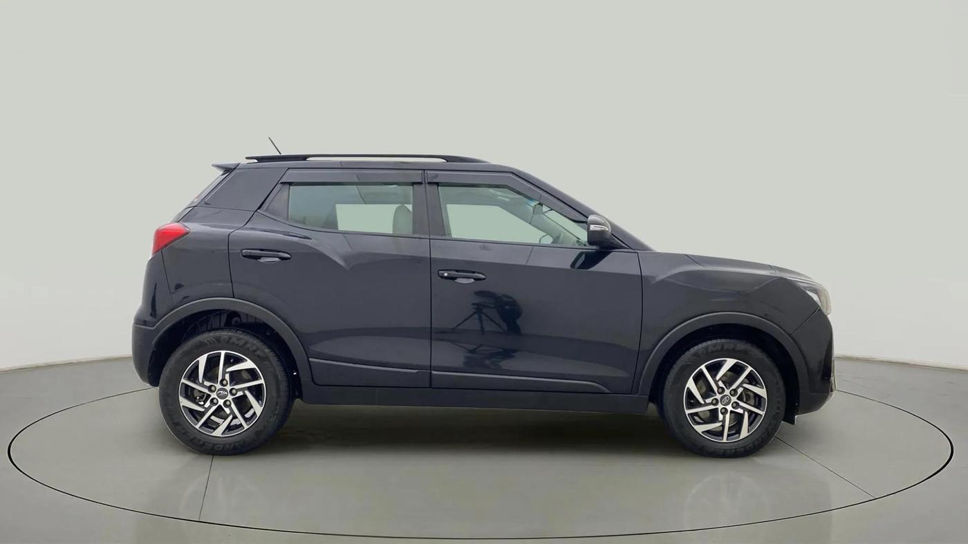 2022 Mahindra XUV300 W8 (O) 1.2 PETROL, Petrol, Manual, 25,071 km, Right Side View