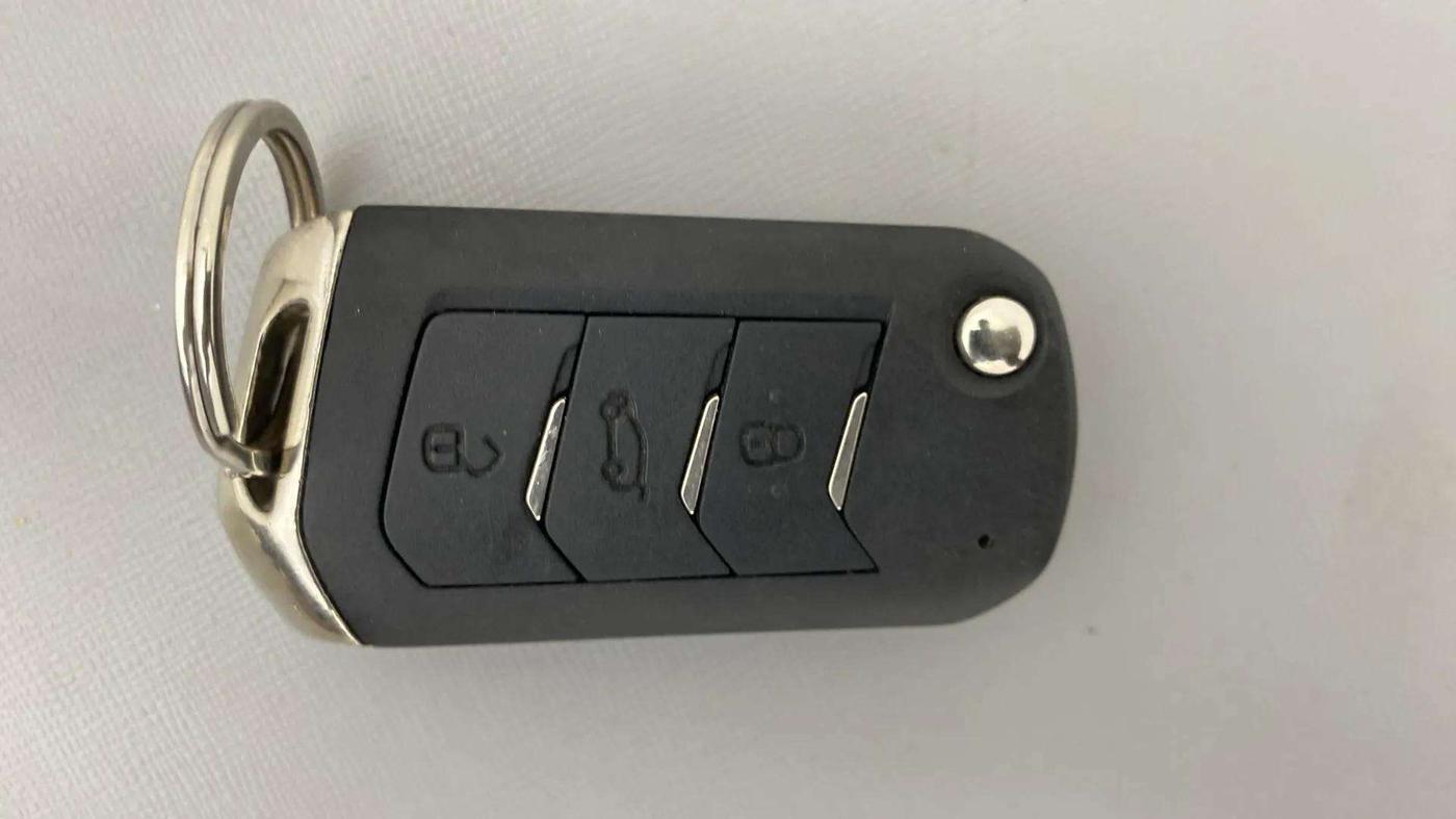 2022 Mahindra XUV300 W8 (O) 1.2 PETROL, Petrol, Manual, 25,071 km, Key Close Up