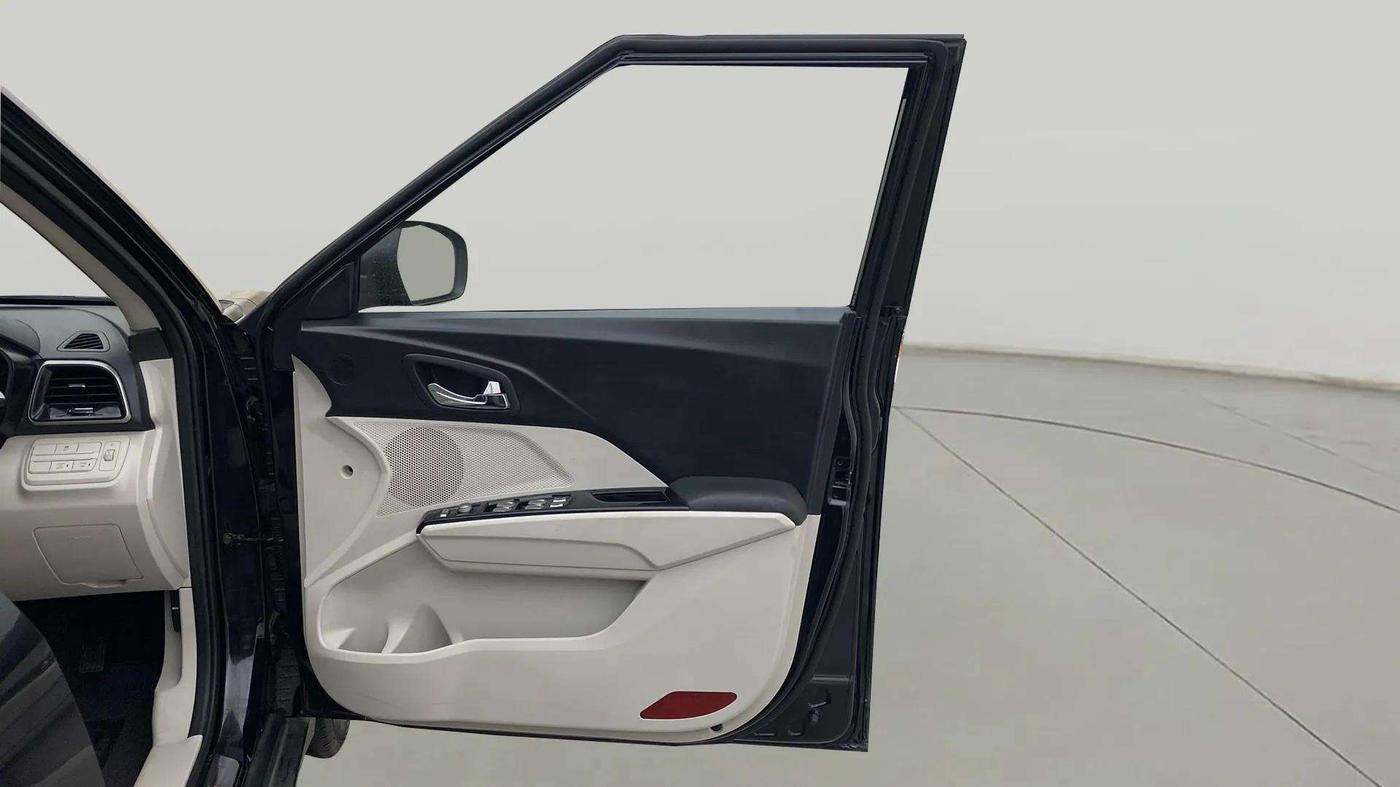 2022 Mahindra XUV300 W8 (O) 1.2 PETROL, Petrol, Manual, 25,071 km, RHS Front Door