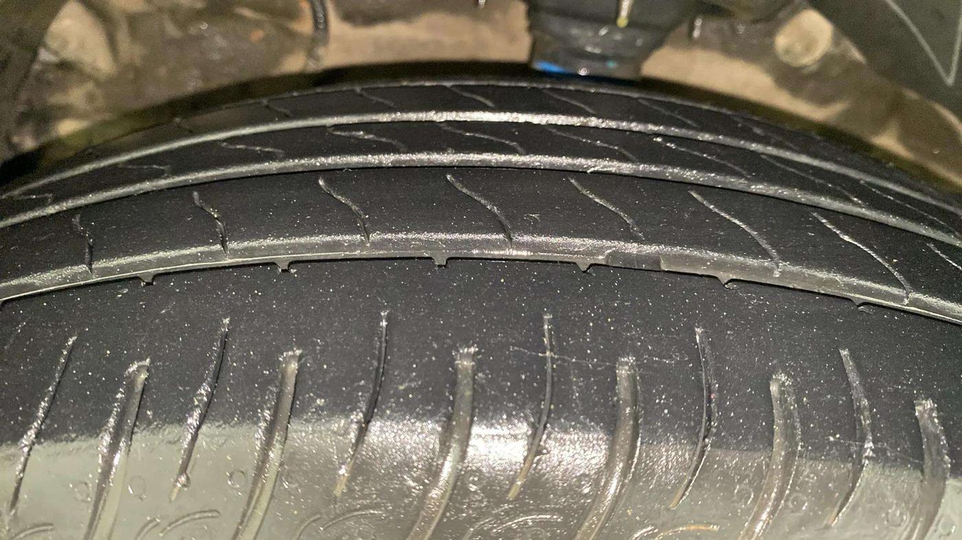 2022 Mahindra XUV300 W8 (O) 1.2 PETROL, Petrol, Manual, 25,071 km, Left Front Tyre Tread