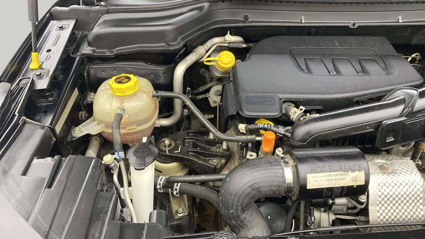 2022 Mahindra XUV300 W8 (O) 1.2 PETROL, Petrol, Manual, 25,071 km, Engine View - Right