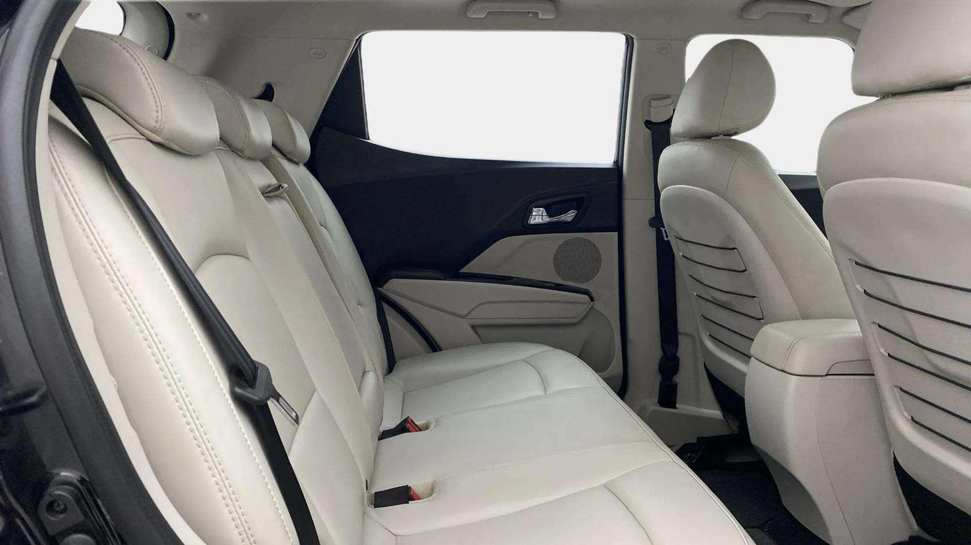 2022 Mahindra XUV300 W8 (O) 1.2 PETROL, Petrol, Manual, 25,071 km, Right Side Rear Door Cabin