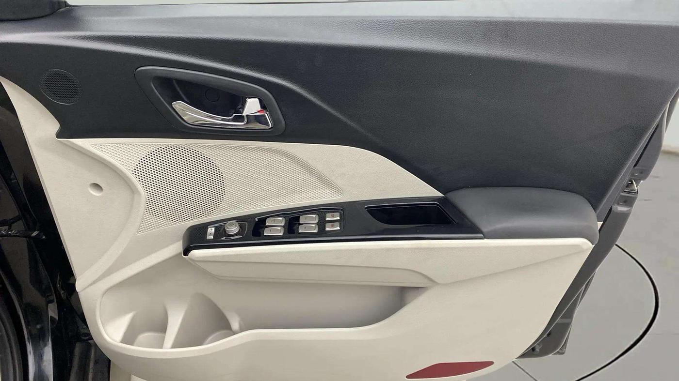 2022 Mahindra XUV300 W8 (O) 1.2 PETROL, Petrol, Manual, 25,071 km, Driver Side Door Panels Control