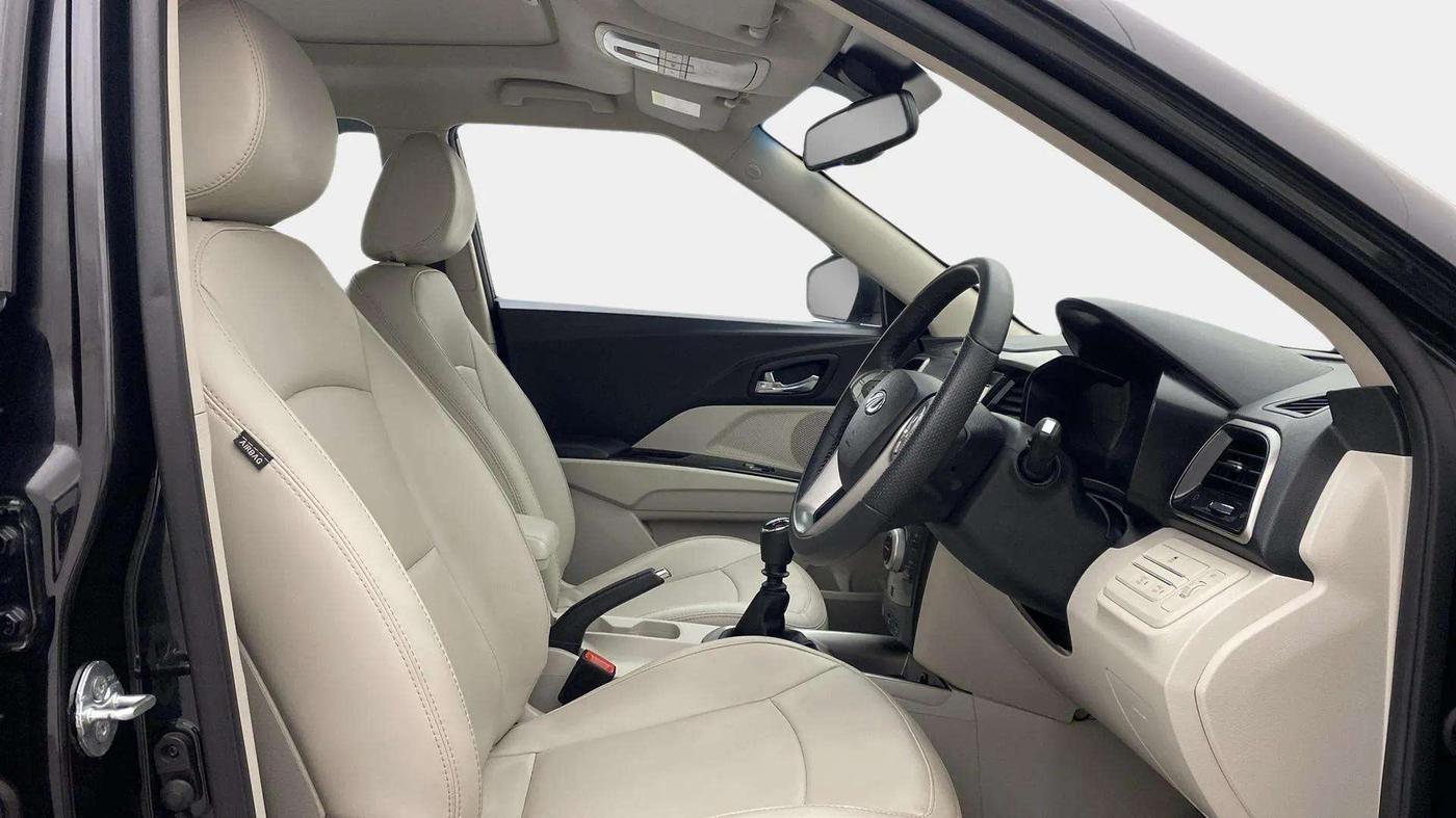 2022 Mahindra XUV300 W8 (O) 1.2 PETROL, Petrol, Manual, 25,071 km, Right Side Front Door Cabin