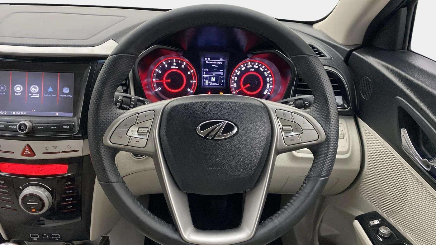 2022 Mahindra XUV300 W8 (O) 1.2 PETROL, Petrol, Manual, 25,071 km, Steering Wheel Close Up