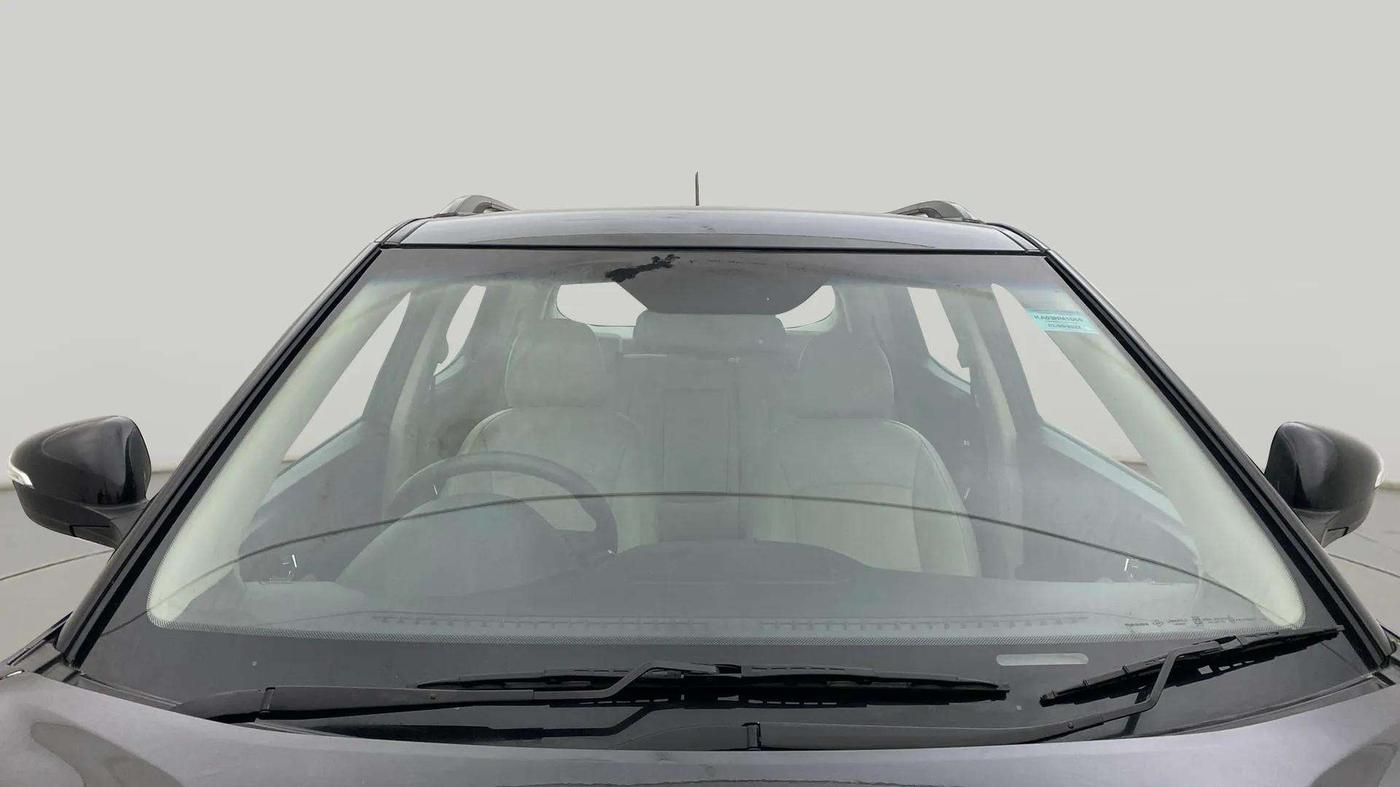 2022 Mahindra XUV300 W8 (O) 1.2 PETROL, Petrol, Manual, 25,071 km, Front Windshield