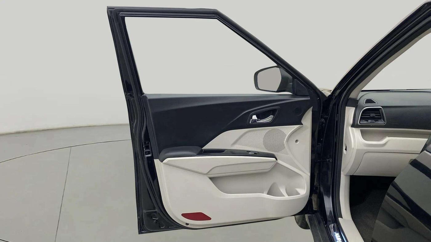 2022 Mahindra XUV300 W8 (O) 1.2 PETROL, Petrol, Manual, 25,071 km, LHS Front Door