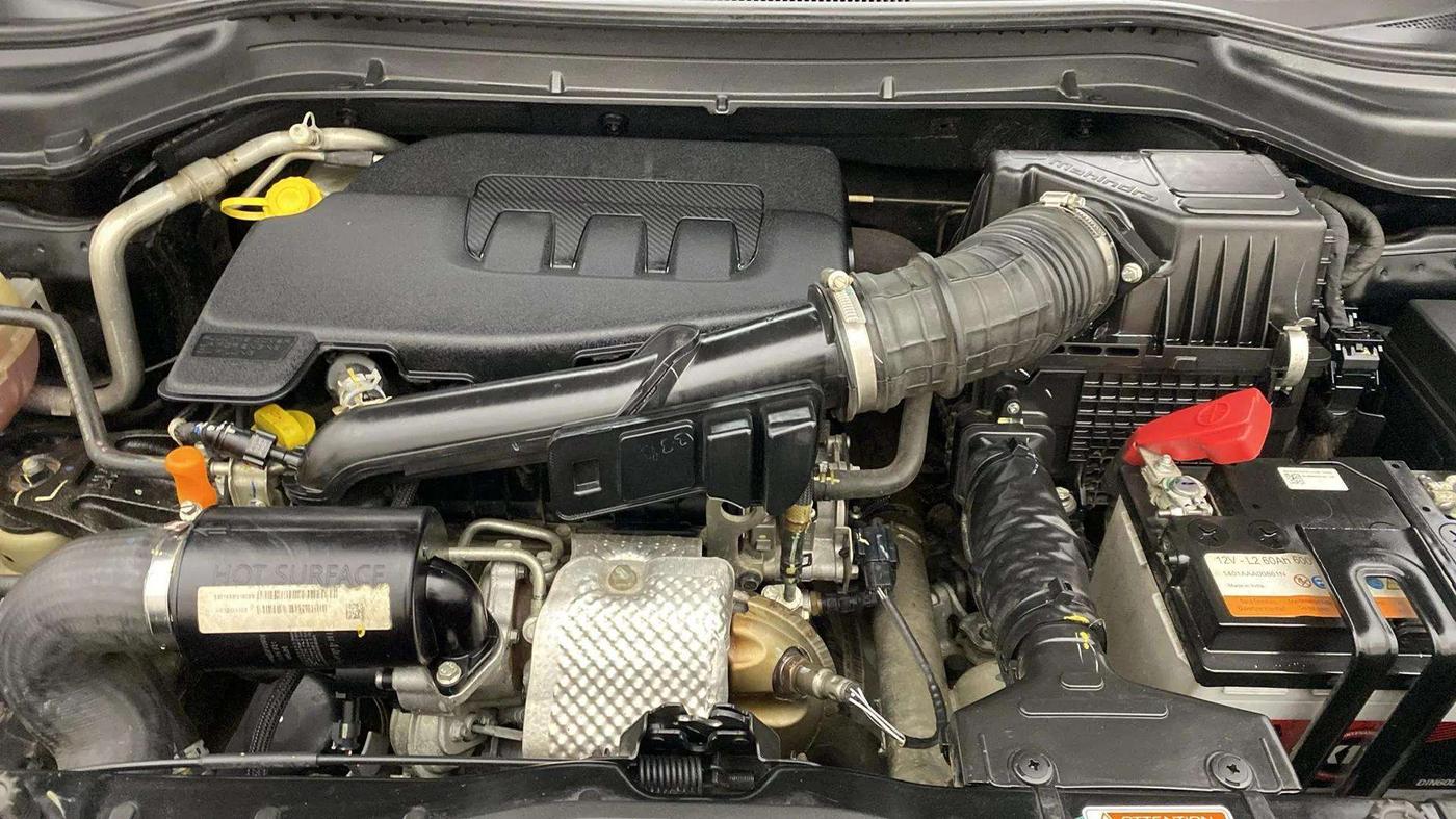2022 Mahindra XUV300 W8 (O) 1.2 PETROL, Petrol, Manual, 25,071 km, Engine View