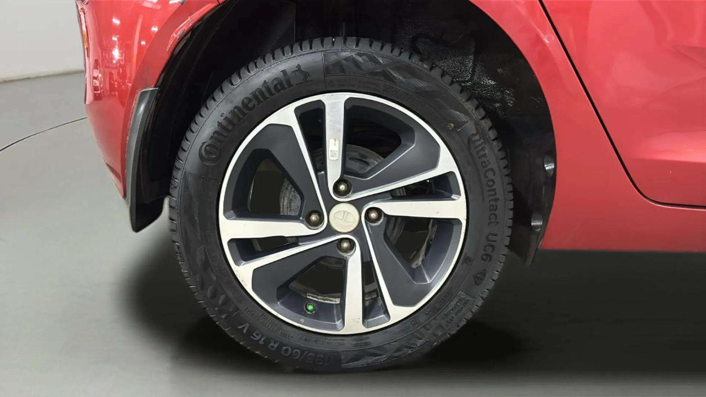 2023 Tata ALTROZ  XZ PLUS (S) , Diesel, Manual, 29,116 km, Right Rear Wheel