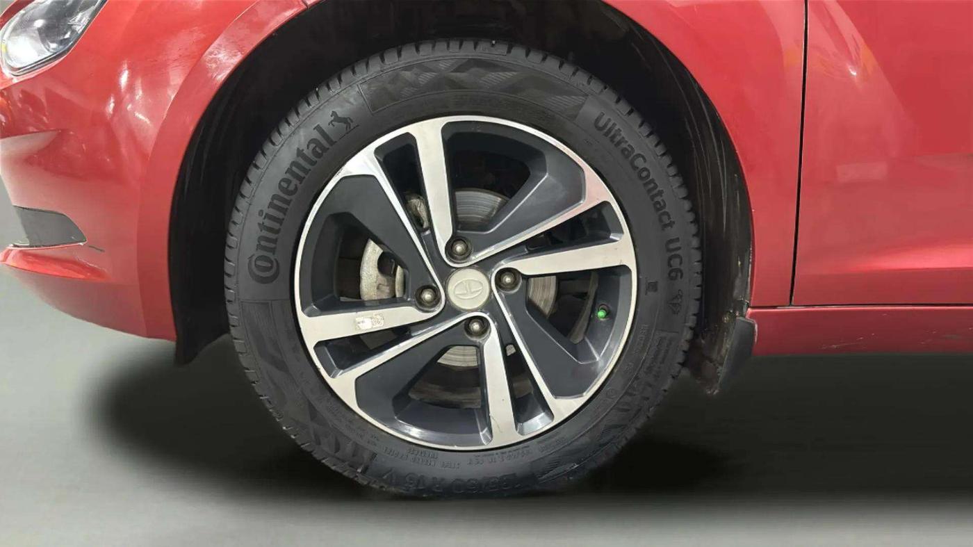 2023 Tata ALTROZ  XZ PLUS (S) , Diesel, Manual, 29,116 km, Left Front Wheel