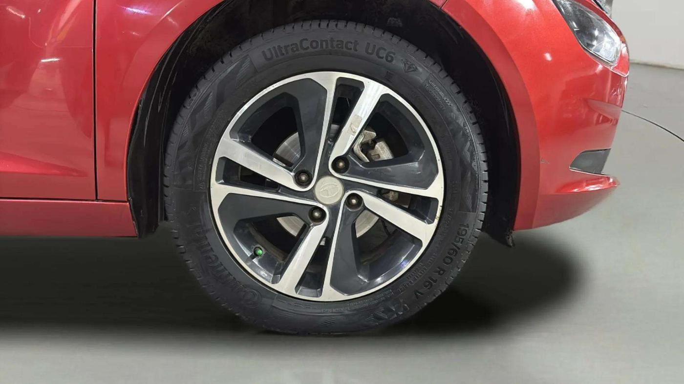2023 Tata ALTROZ  XZ PLUS (S) , Diesel, Manual, 29,116 km, Right Front Wheel