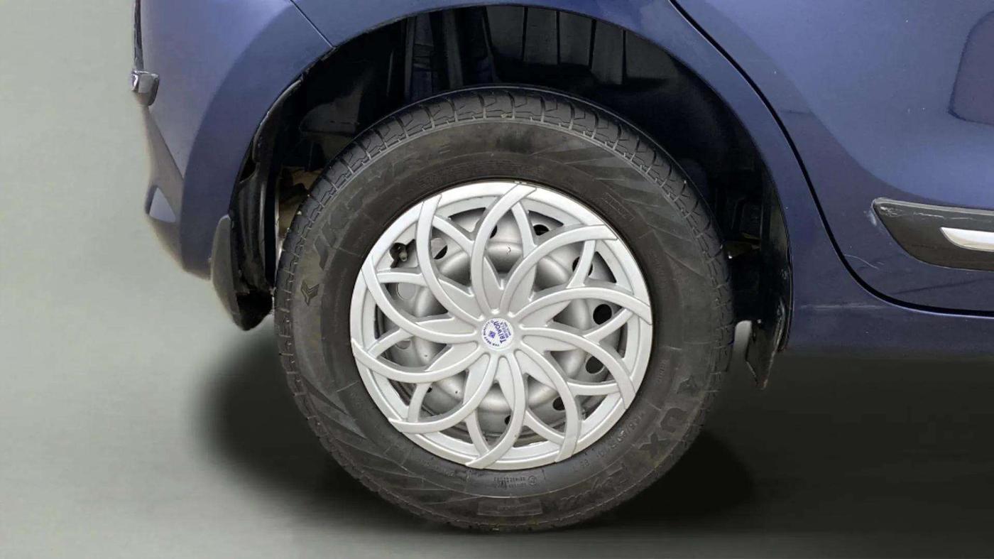 2022 Maruti Swift LXI, Petrol, Manual, 28,703 km, Right Rear Wheel