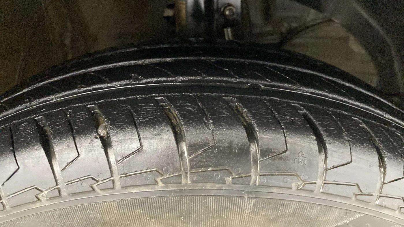 2022 Maruti Swift LXI, Petrol, Manual, 28,703 km, Right Front Tyre Tread