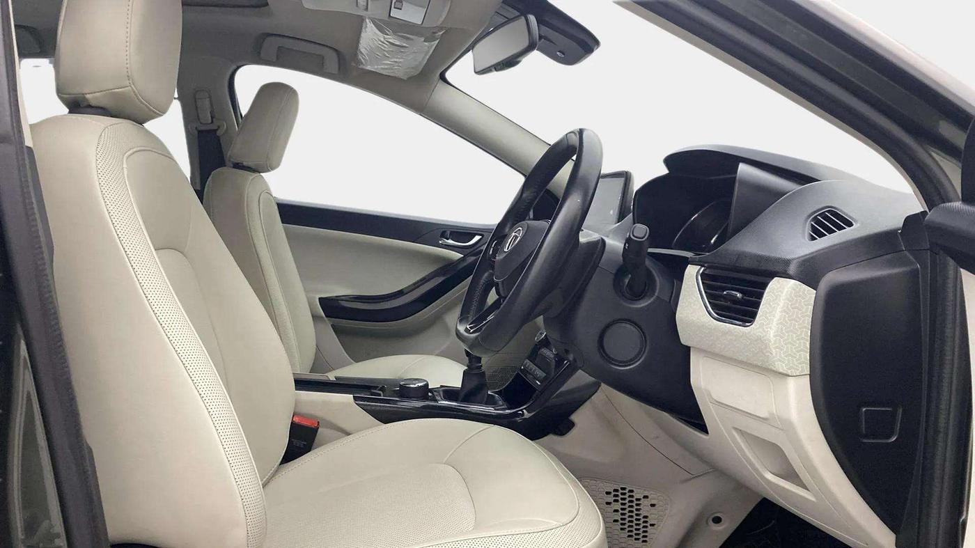 2023 Tata NEXON XZ PLUS LUXURY SUNROOF PETROL, Petrol, Manual, 26,848 km, Right Side Front Door Cabin