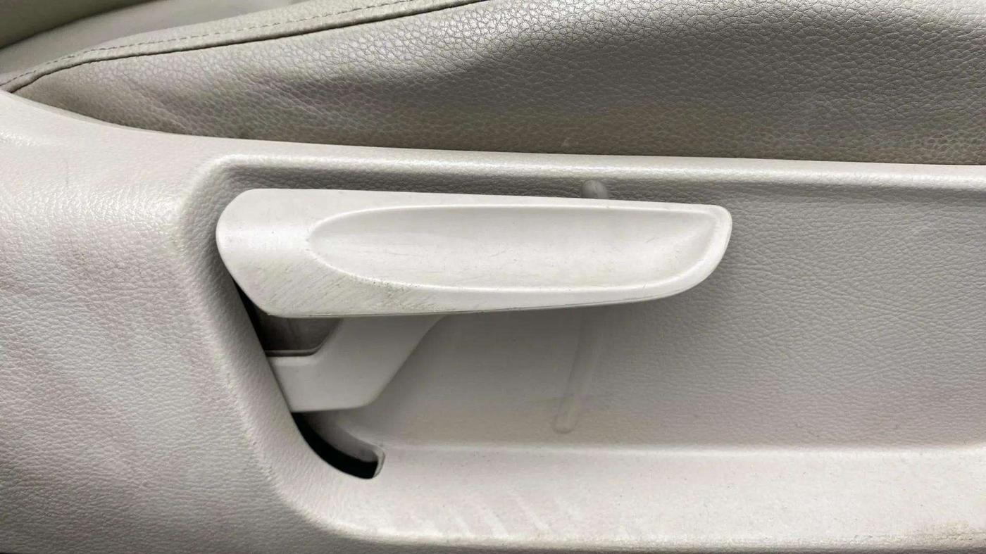 2013 Volkswagen Vento HIGHLINE 1.6 MPI, Petrol, Manual, 47,627 km, Driver Side Adjustment Panel