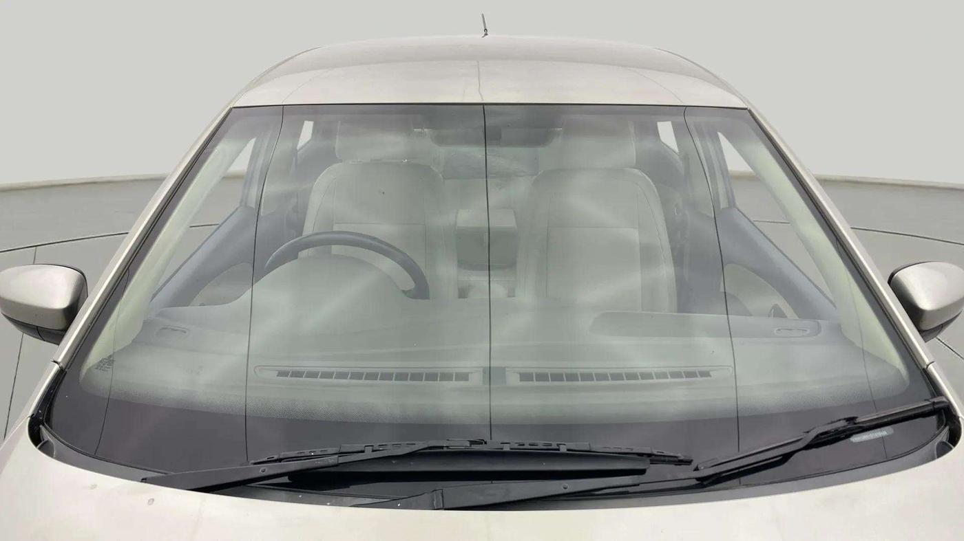 2013 Volkswagen Vento HIGHLINE 1.6 MPI, Petrol, Manual, 47,627 km, Front Windshield