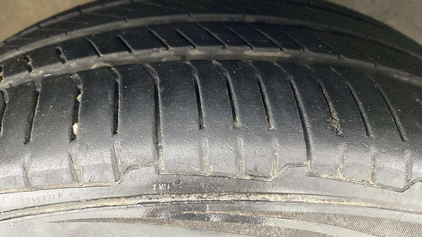 2013 Volkswagen Vento HIGHLINE 1.6 MPI, Petrol, Manual, 47,627 km, Right Front Tyre Tread