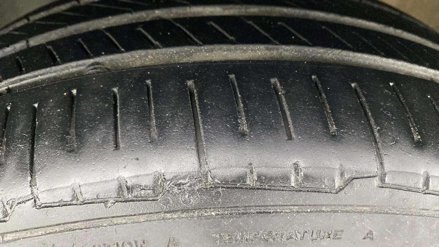 2013 Volkswagen Vento HIGHLINE 1.6 MPI, Petrol, Manual, 47,627 km, Left Front Tyre Tread