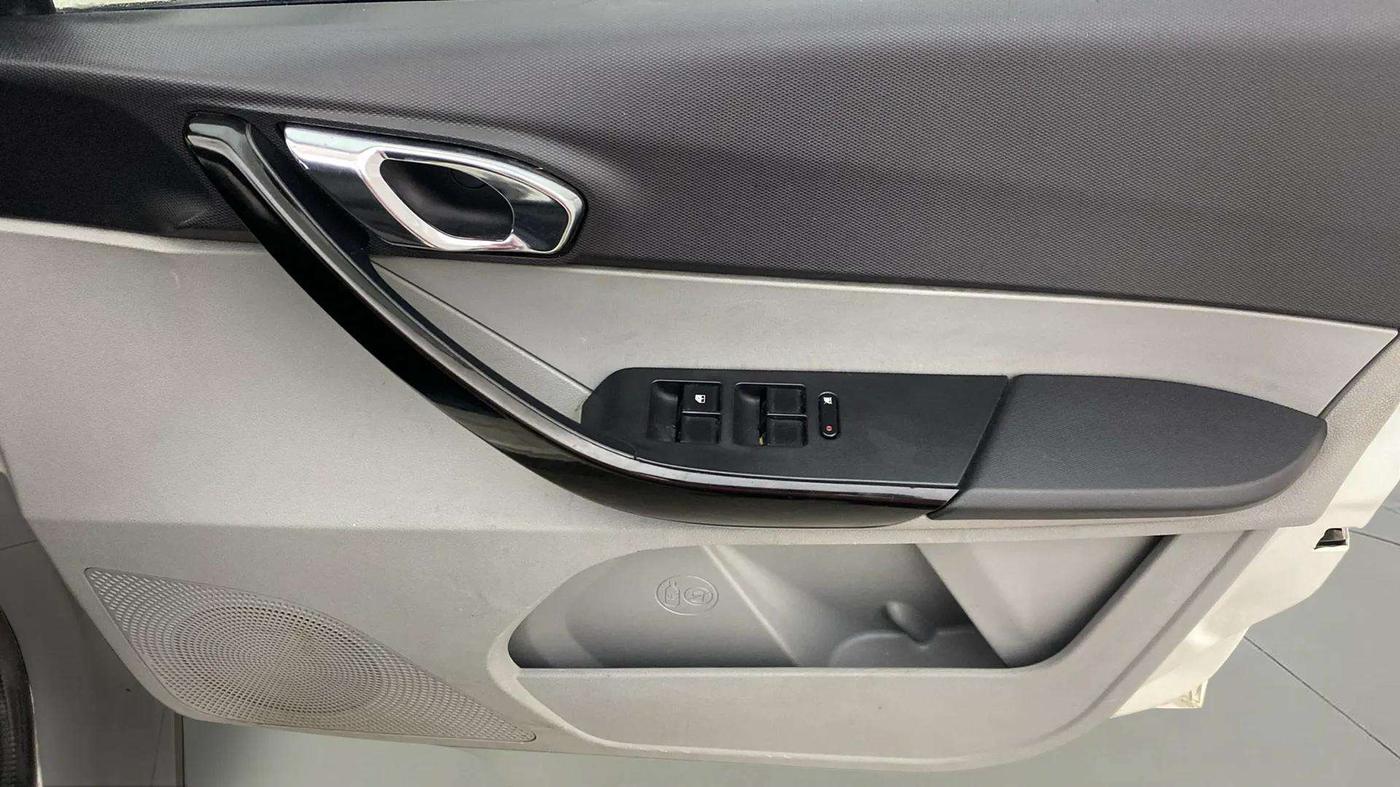 2020 Tata Tiago XZA PLUS DUAL TONE PETROL, Petrol, Automatic, 38,277 km, Driver Side Door Panels Control