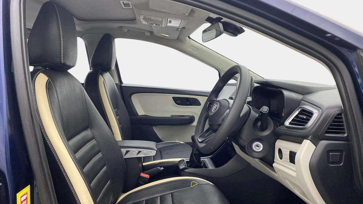 2023 Tata ALTROZ XM PLUS SUNROOF CNG, CNG, Manual, 34,777 km, Right Side Front Door Cabin