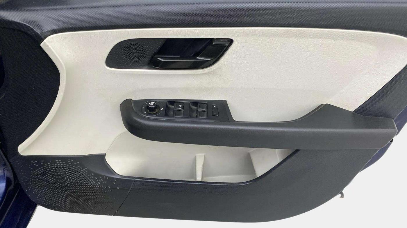 2023 Tata ALTROZ XM PLUS SUNROOF CNG, CNG, Manual, 34,777 km, Driver Side Adjustment Panel