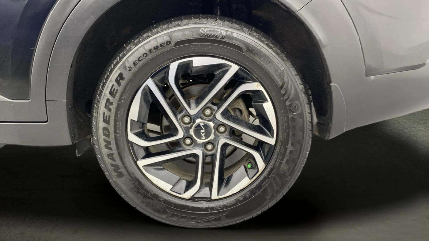 2022 KIA CARENS LUXURY PLUS 1.5 DIESEL AT 6 STR, Diesel, Automatic, 37,323 km, Left Rear Wheel