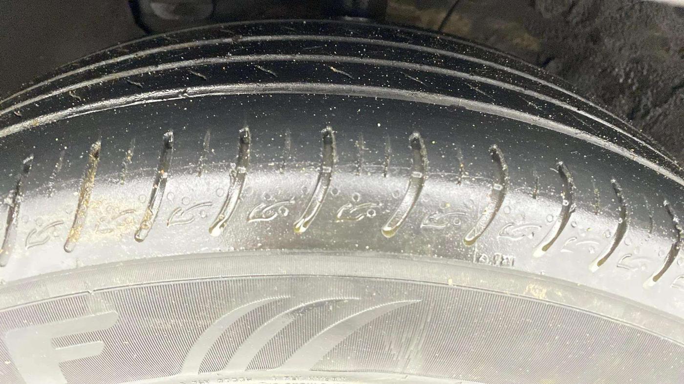 2022 KIA CARENS LUXURY PLUS 1.5 DIESEL AT 6 STR, Diesel, Automatic, 37,323 km, Left Front Tyre Tread