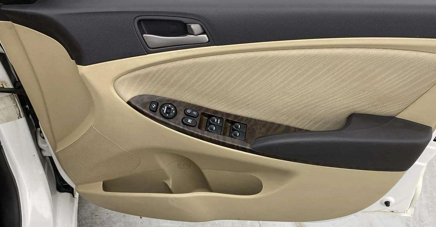 2017 Hyundai Verna 1.6 VTVT SX, Petrol, Manual, 61,279 km, Driver Side Door Panels Control