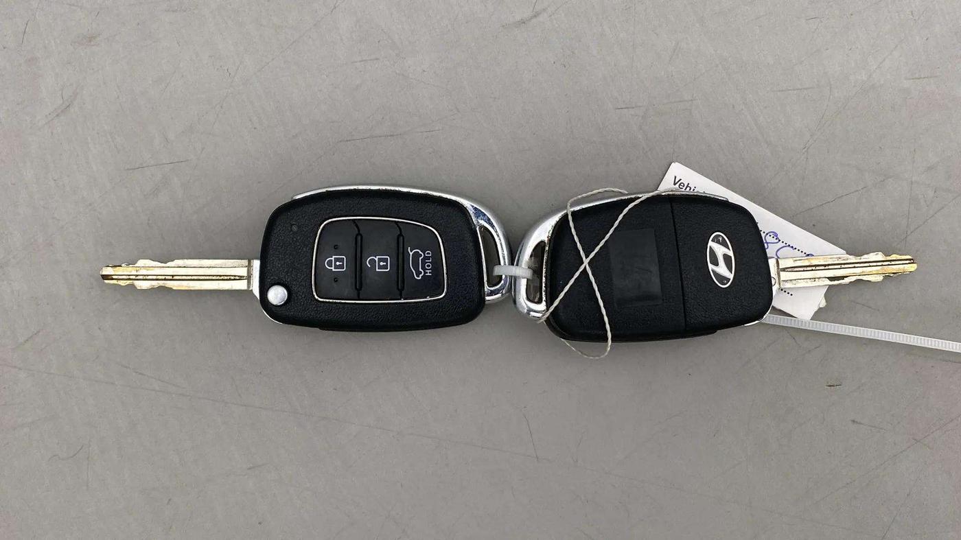 2016 Hyundai Creta E PLUS 1.6 PETROL, CNG, Manual, 40,569 km, Key Close Up