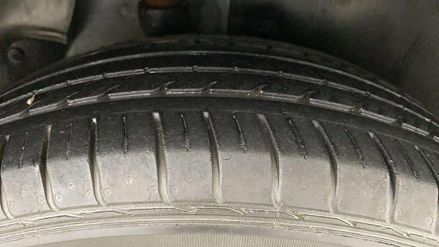 2016 Hyundai Creta E PLUS 1.6 PETROL, CNG, Manual, 40,569 km, Right Rear Tyre Tread
