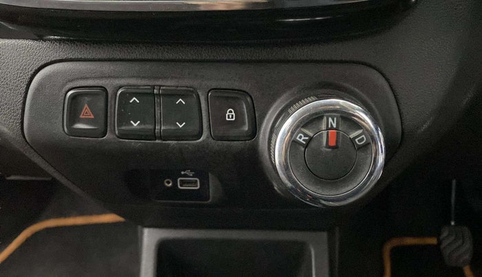 2019 Renault Kwid RXT 1.0 AMT (O), CNG, Automatic, 70,326 km, Gear Lever