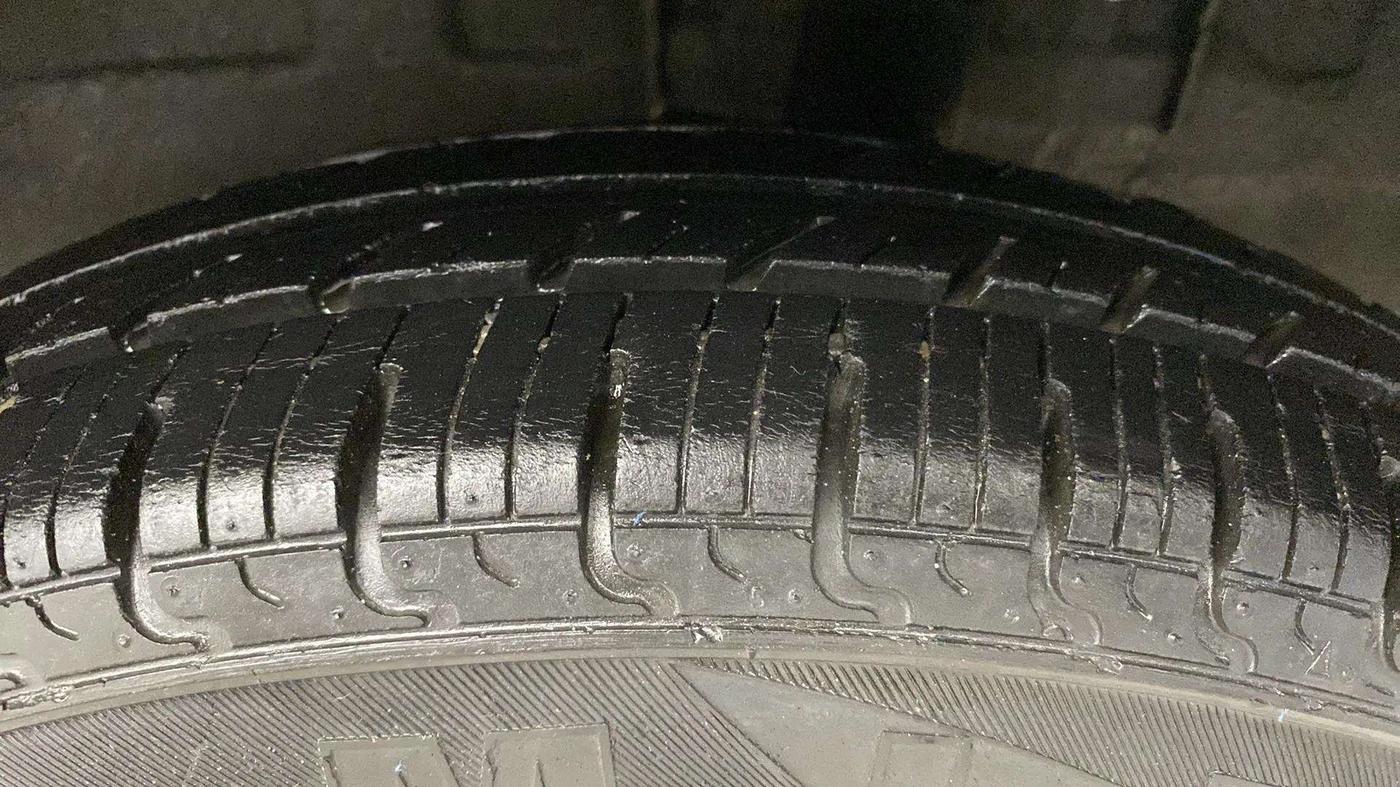 2019 Renault Kwid RXT 1.0 AMT (O), CNG, Automatic, 70,125 km, Left Rear Tyre Tread