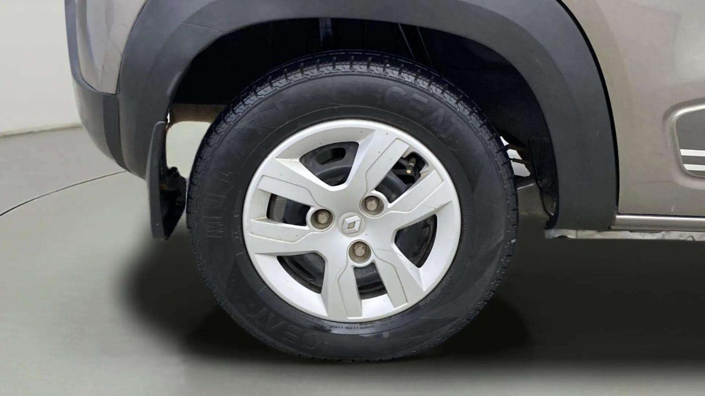 2019 Renault Kwid RXT 1.0 AMT (O), CNG, Automatic, 70,125 km, Right Rear Wheel