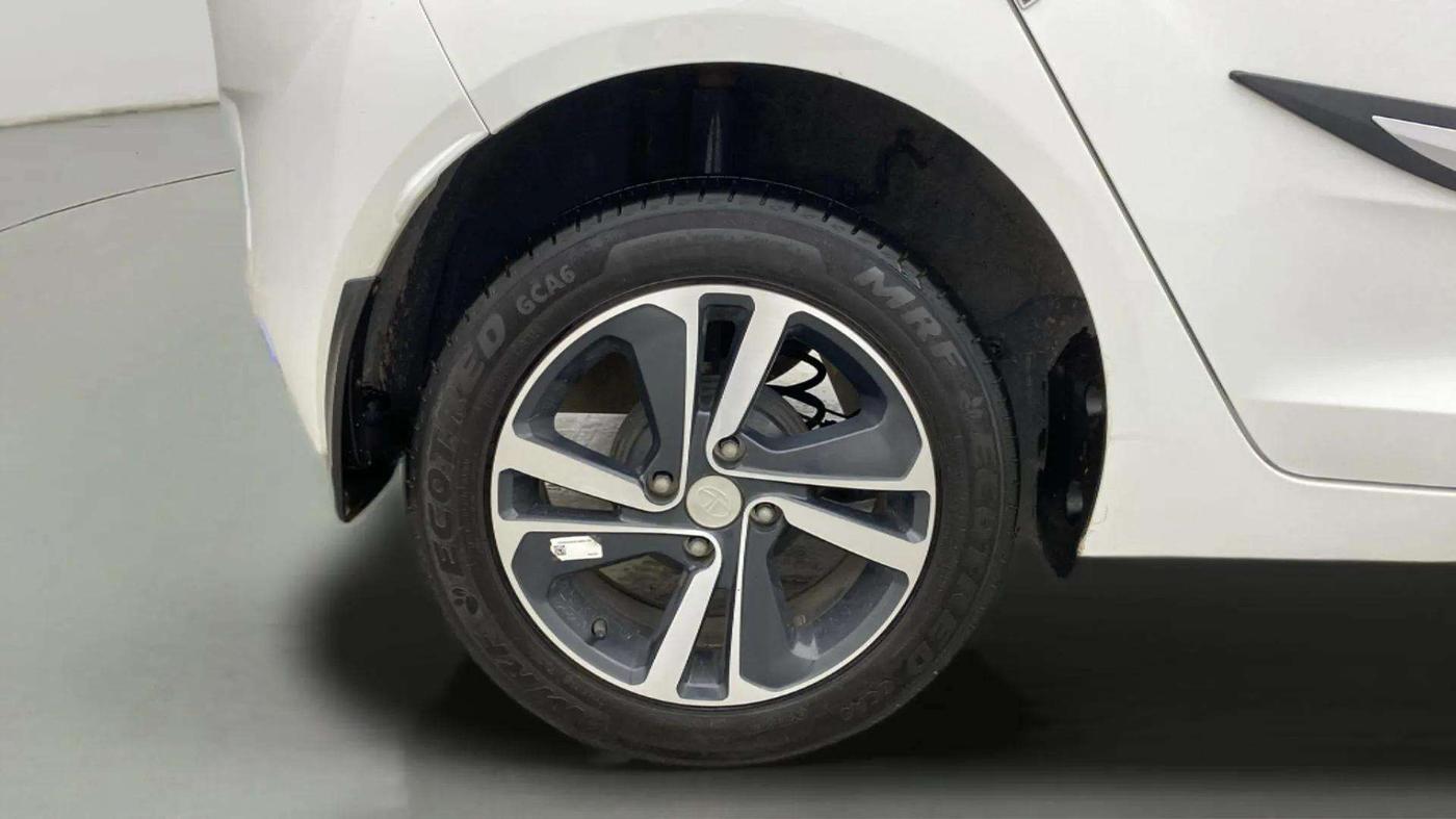 2024 Tata ALTROZ XZ PETROL, Petrol, Manual, 17,741 km, Right Rear Wheel
