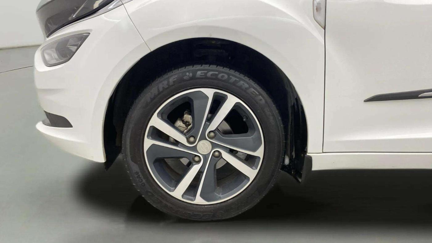 2024 Tata ALTROZ XZ PETROL, Petrol, Manual, 17,741 km, Left Front Wheel