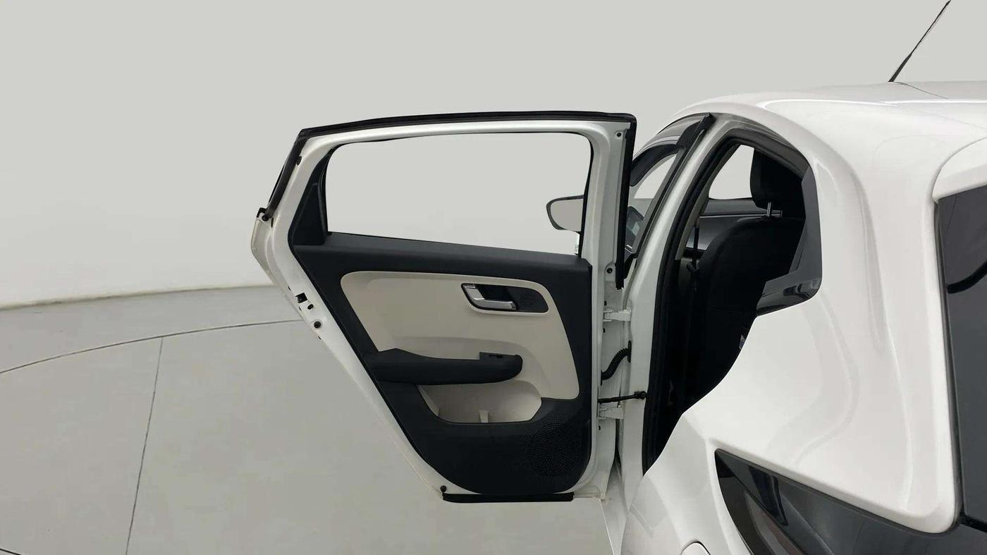 2024 Tata ALTROZ XZ PETROL, Petrol, Manual, 17,741 km, LHS Rear Door