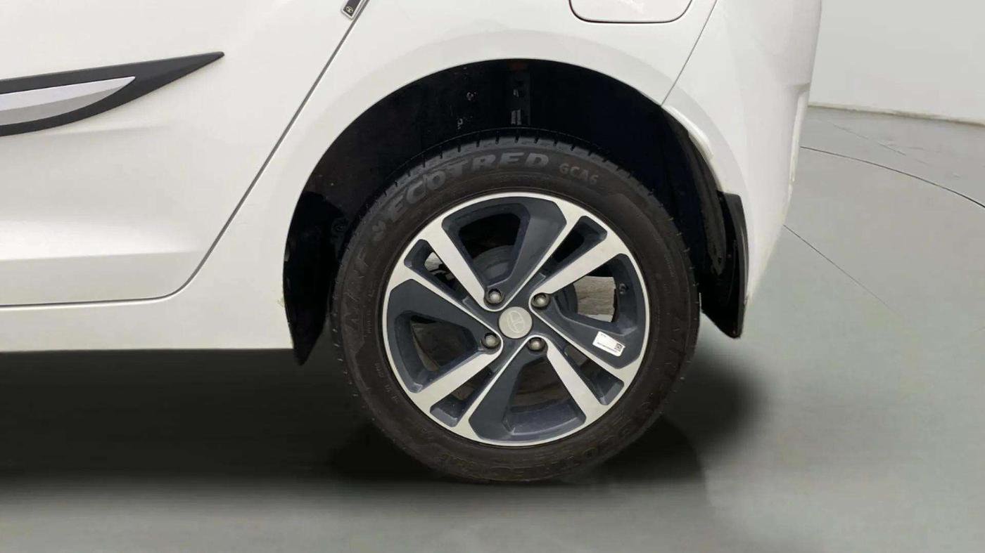2024 Tata ALTROZ XZ PETROL, Petrol, Manual, 17,741 km, Left Rear Wheel