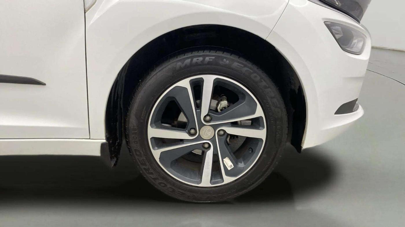2024 Tata ALTROZ XZ PETROL, Petrol, Manual, 17,741 km, Right Front Wheel