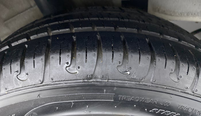 2017 Hyundai Xcent E PLUS, Petrol, Manual, 43,634 km, Right Rear Tyre Tread