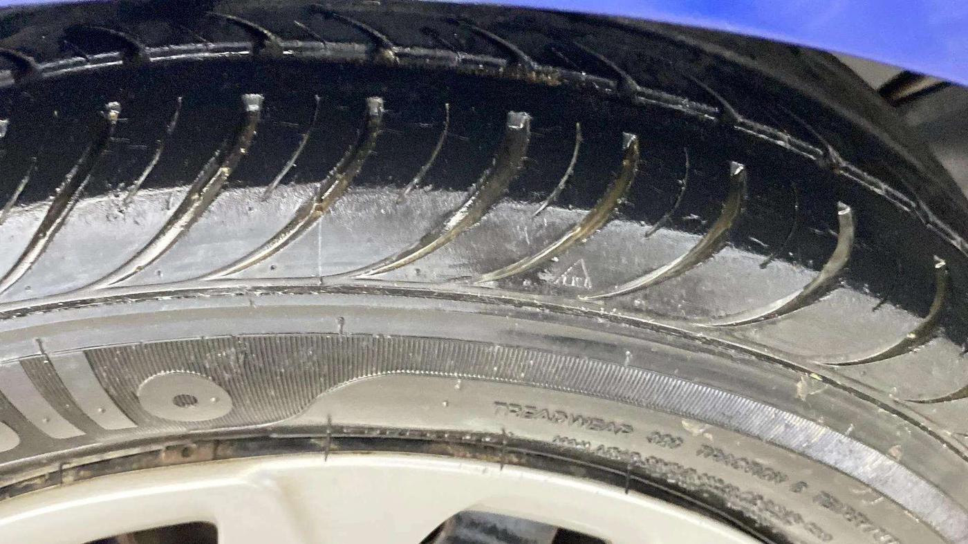 2014 Hyundai Eon SPORTZ, Petrol, Manual, 38,258 km, Left Front Tyre Tread
