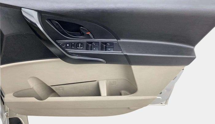 2017 Mahindra XUV500 W4, Diesel, Manual, 31,983 km, Driver Side Door Panels Control