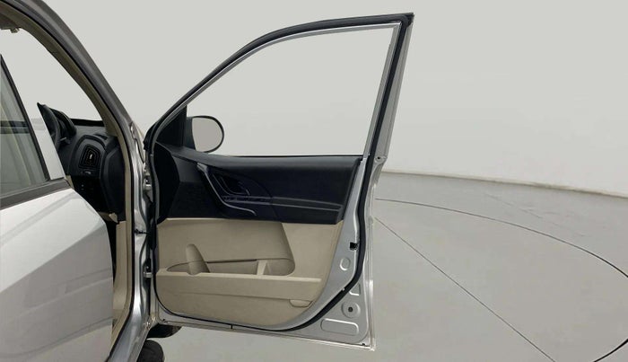 2017 Mahindra XUV500 W4, Diesel, Manual, 31,983 km, RHS Front Door