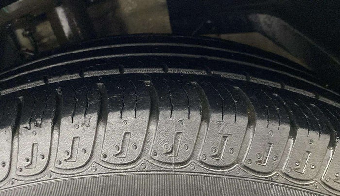 2017 Mahindra XUV500 W4, Diesel, Manual, 31,983 km, Right Front Tyre Tread
