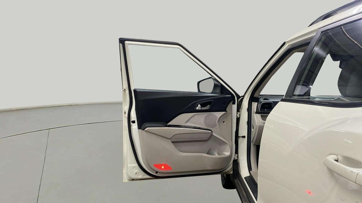 2020 Mahindra XUV300 W8 (O) 1.2 PETROL, Petrol, Manual, 48,103 km, LHS Front Door