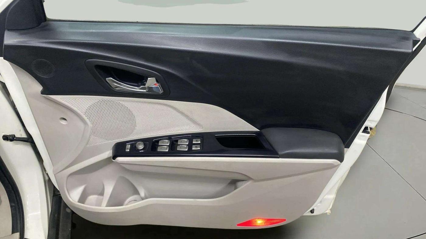 2020 Mahindra XUV300 W8 (O) 1.2 PETROL, Petrol, Manual, 48,103 km, Driver Side Door Panels Control