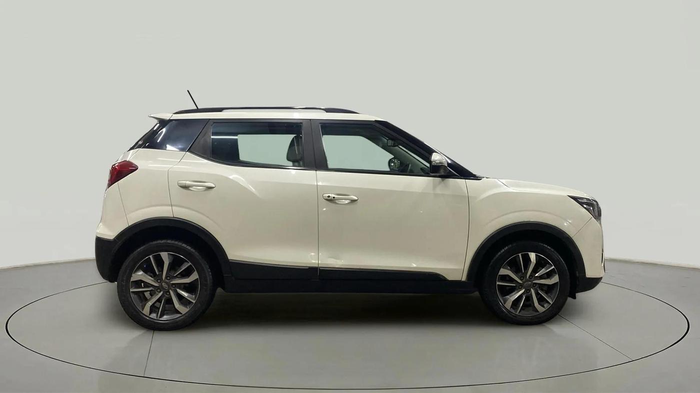 2020 Mahindra XUV300 W8 (O) 1.2 PETROL, Petrol, Manual, 48,103 km, Right Side View