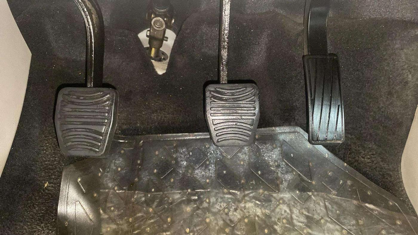 2020 Mahindra XUV300 W8 (O) 1.2 PETROL, Petrol, Manual, 48,103 km, Pedals